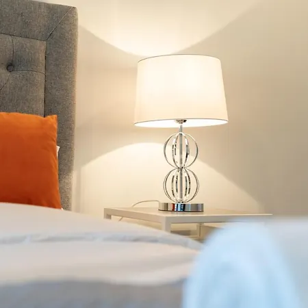 New Build - Luxury - Huge Balcony - Roof Top Terrace - Digbeth, Centre - Free Netflix, Smart Tv & Alexa Apartment *