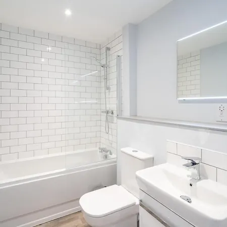 New Build - Luxury - Huge Balcony - Roof Top Terrace - Digbeth, Centre - Free Netflix, Smart Tv & Alexa * Birmingham