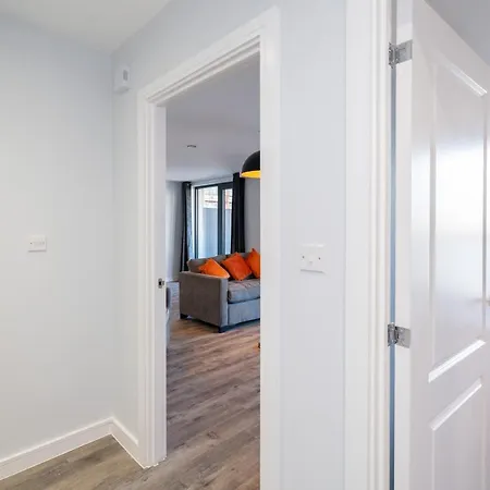Apartment New Build - Luxury - Huge Balcony - Roof Top Terrace - Digbeth, Centre - Free Netflix, Smart Tv & Alexa *
