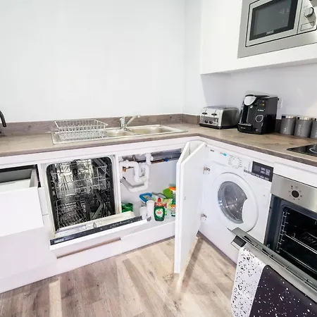 New Build - Luxury - Huge Balcony - Roof Top Terrace - Digbeth, Centre - Free Netflix, Smart Tv & Alexa * Birmingham