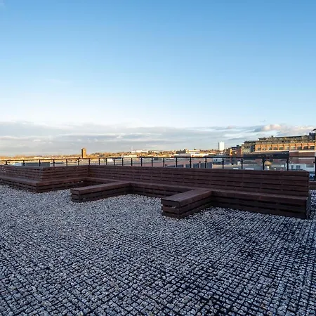 New Build - Luxury - Huge Balcony - Roof Top Terrace - Digbeth, Centre - Free Netflix, Smart Tv & Alexa Apartment *