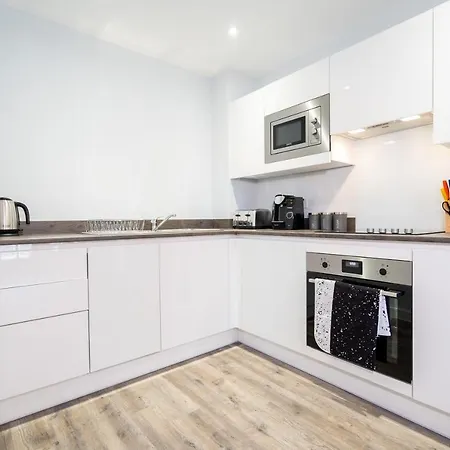 Apartment New Build - Luxury - Huge Balcony - Roof Top Terrace - Digbeth, Centre - Free Netflix, Smart Tv & Alexa *
