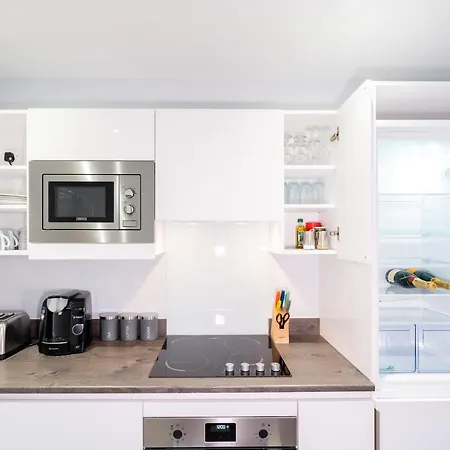 New Build - Luxury - Huge Balcony - Roof Top Terrace - Digbeth, Centre - Free Netflix, Smart Tv & Alexa Apartment *