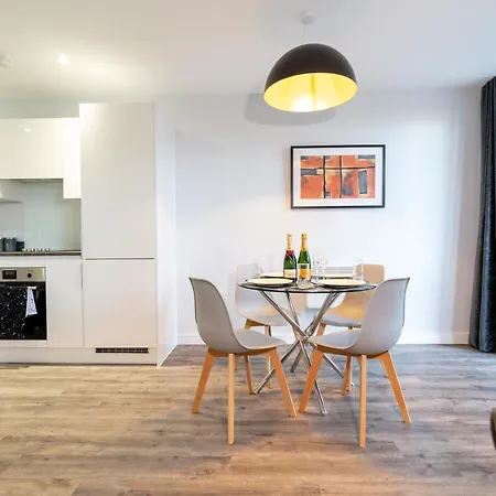 New Build - Luxury - Huge Balcony - Roof Top Terrace - Digbeth, Centre - Free Netflix, Smart Tv & Alexa Apartment Birmingham